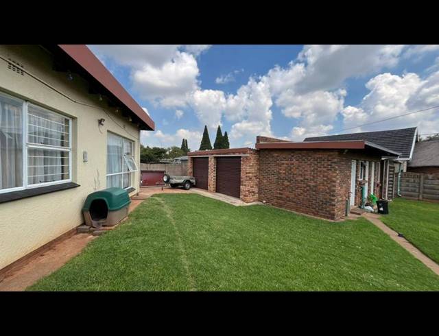 5 BEDROOM HOUSE FOR SALE IN PARKRAND